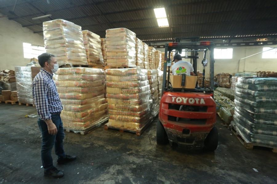Fernando Gray recorrió el depósito alimentario municipal: "Entregamos 3 mil módulos alimentarios por día"