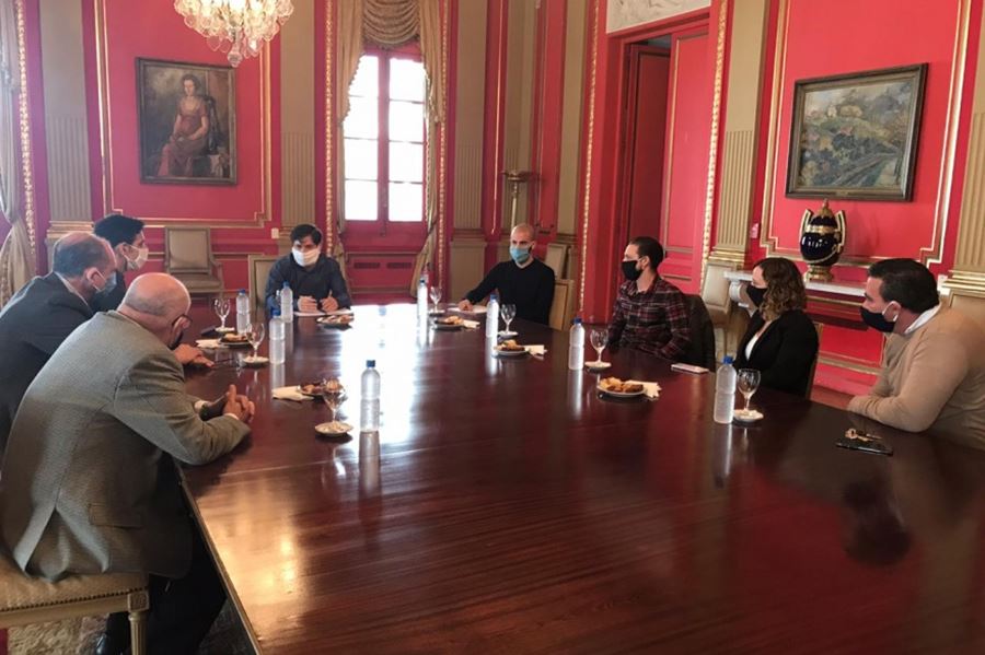 En La Plata, Kicillof se reunió con los dueños de la tradicional confitería París, que anunció su cierre de puertas