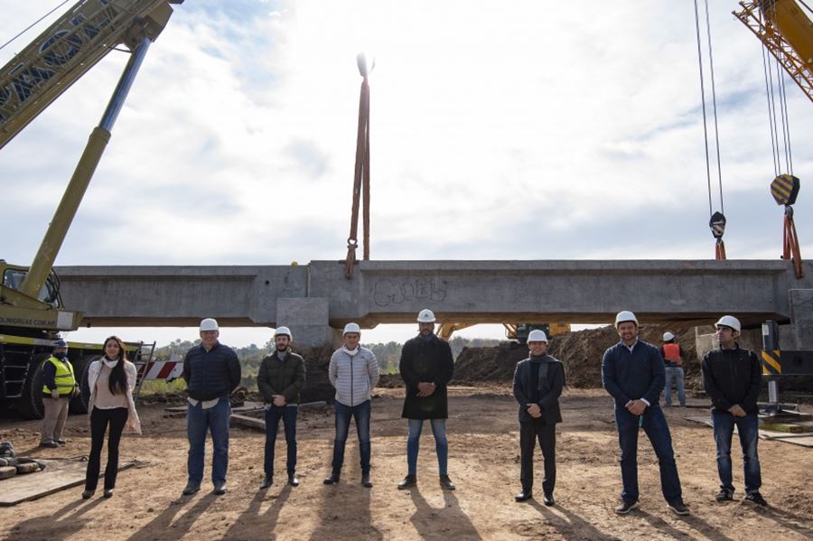 Kicillof visitó Exaltación de la Cruz y participó de la colocación del puente Cuatro Bocas