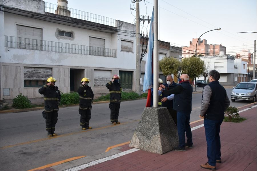 Mirá como homenajearon intendentes e intendentas bonaerenses a los bomberos voluntarios de sus tierras