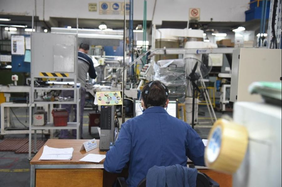 Conforme a un protocolo sanitario, habilitan en La Plata la fabricación de indumentaria