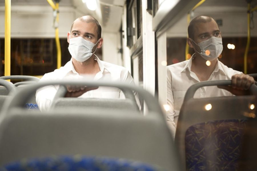 Cuáles son las 24 actividades esenciales que podrán seguir usando el transporte público