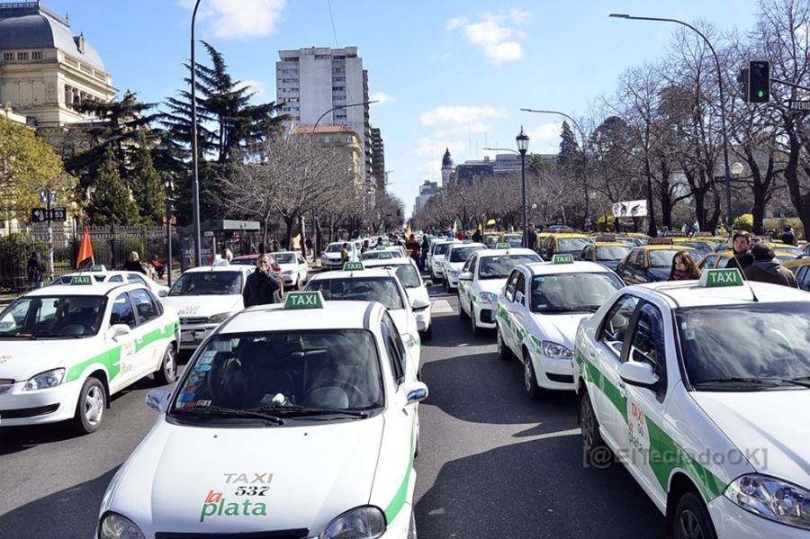 En La Plata, establecen medidas de reducción impositiva para taxis, remises y transportes escolares