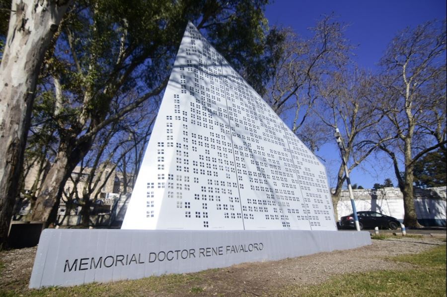 En el 20° aniversario de su fallecimiento, ponen en valor el monumento en honor a René Favaloro