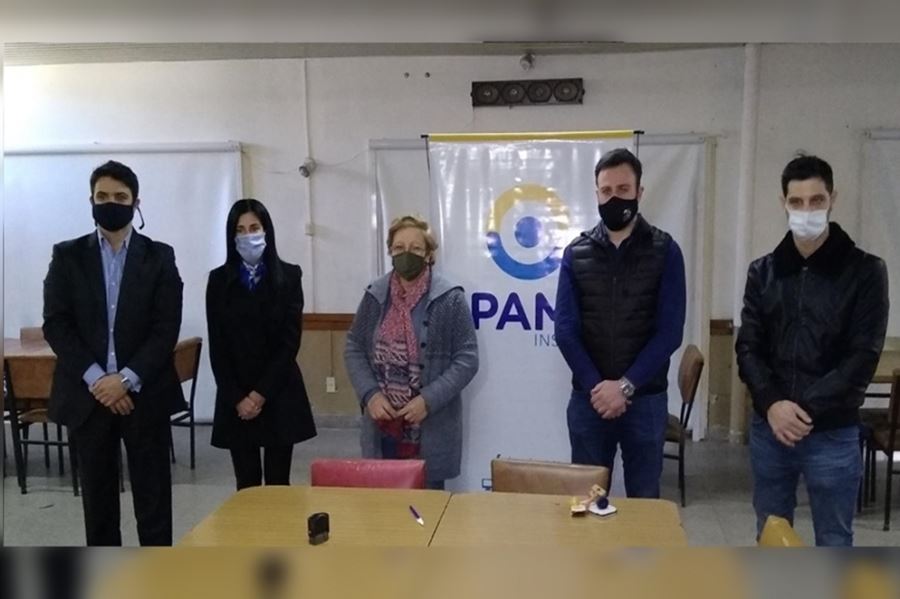 Ralinqueo participó de entrega de subsidio al centro de jubilados junto a autoridades de PAMI