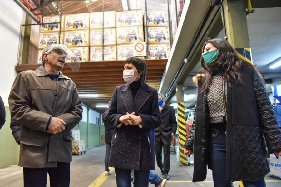 Mayra Mendoza y Paula Español visitaron una fábrica de juguetes elaborados con perspectiva de género