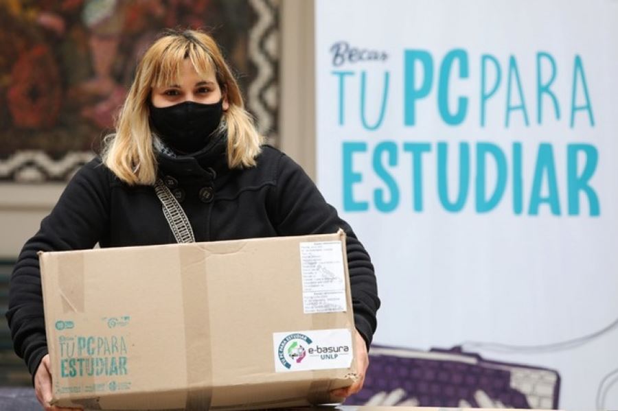 Comenzó la entrega gratuita de computadoras a estudiantes de la UNLP