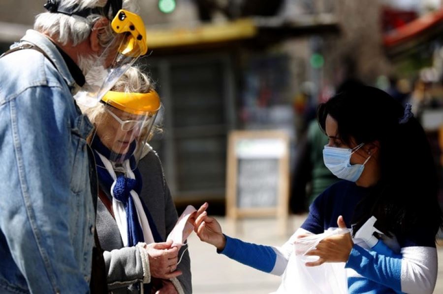 Coronavirus: Voluntarios de la UNLP recorrieron las calles céntricas con una campaña de concientización