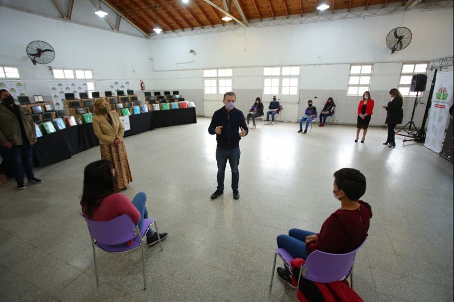 Fernando Gray entregó netbooks para estudiantes del distrito