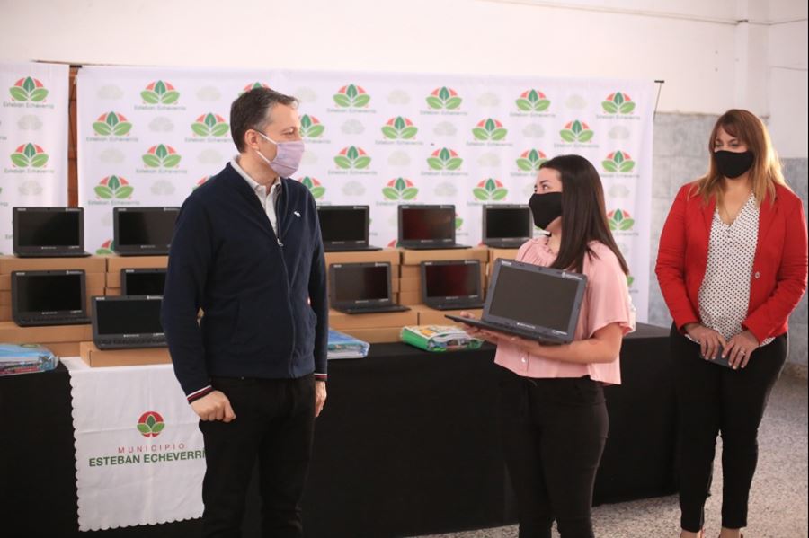 Fernando Gray entregó netbooks en el marco del programa nacional Seguimos Educando