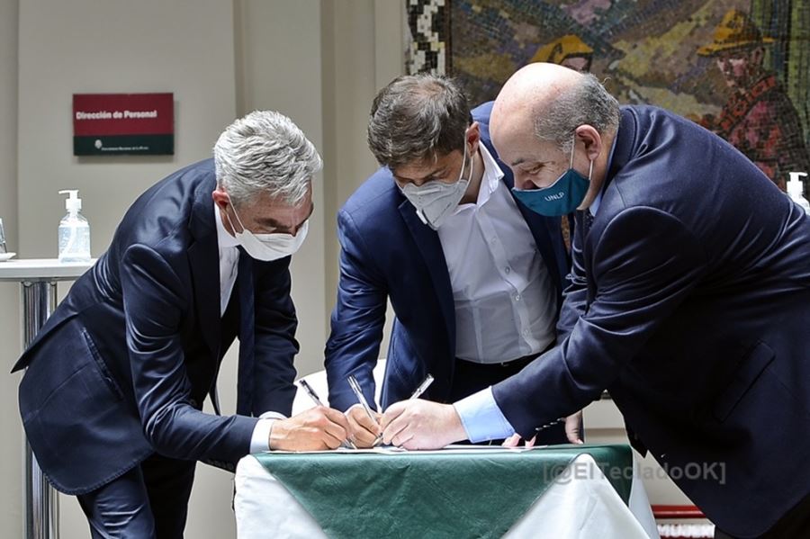 Kicillof firmó un convenio para construir un polo científico y administrativo de la mano de la UNLP
