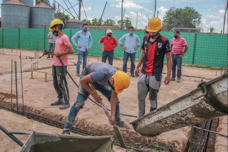El intendente Ralinqueo recorrió los avances de las obras en Riestra