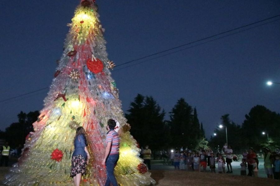 Los intendentes bonaerenses encendieron sus árboles de Navidad