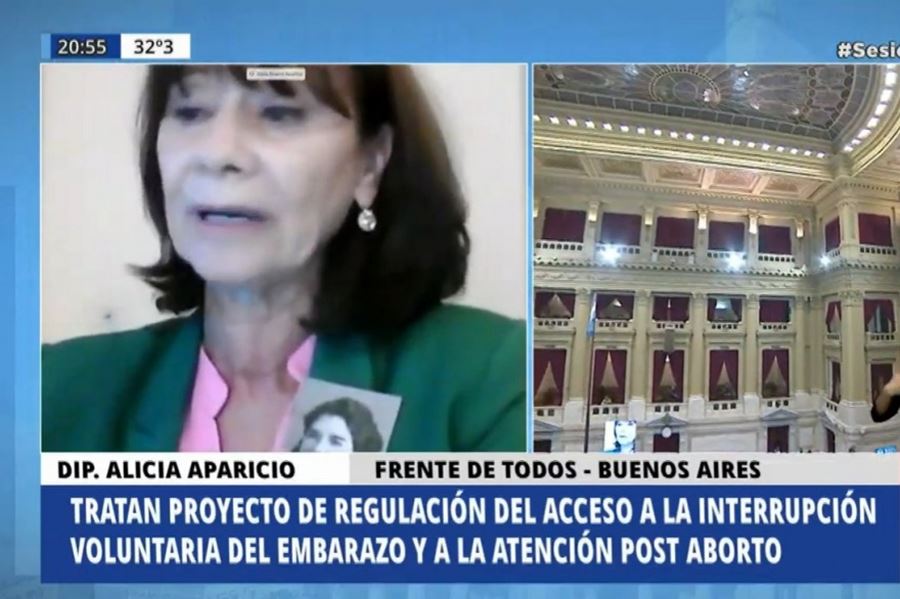 La diputada Aparicio recordó a su abuela, que murió por un aborto clandestino, con un emotivo discurso