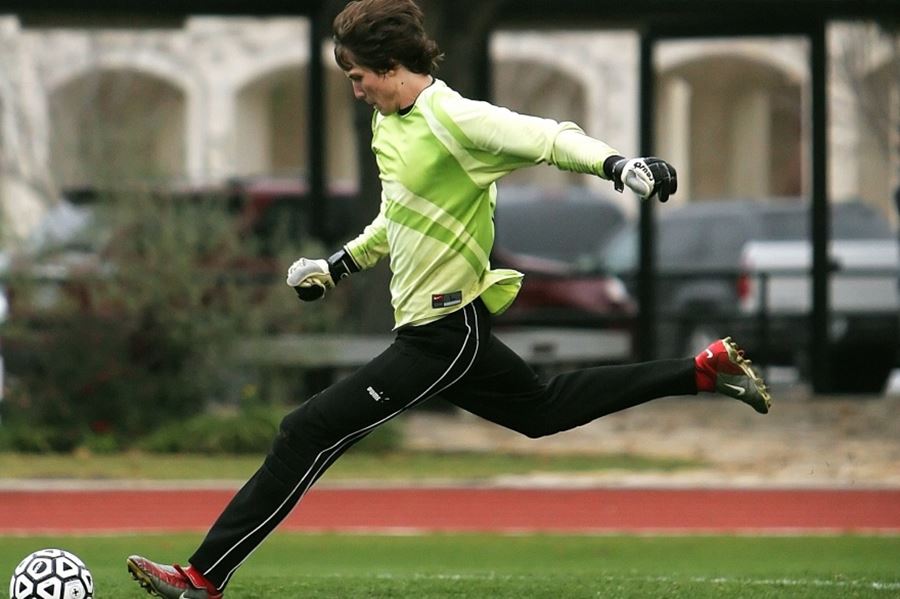 Para jugar en las inferiores de los clubes de fútbol, las chicas y los chicos deberán estar escolarizados