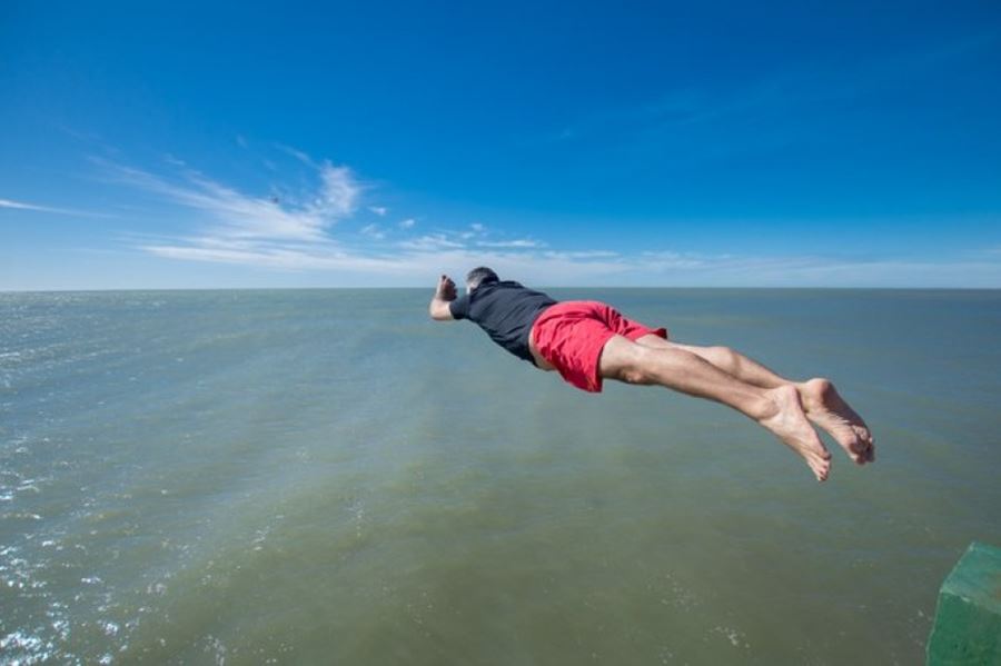 Con el tradicional salto al mar, el intendente Barrera abrió la temporada turística en Gesell