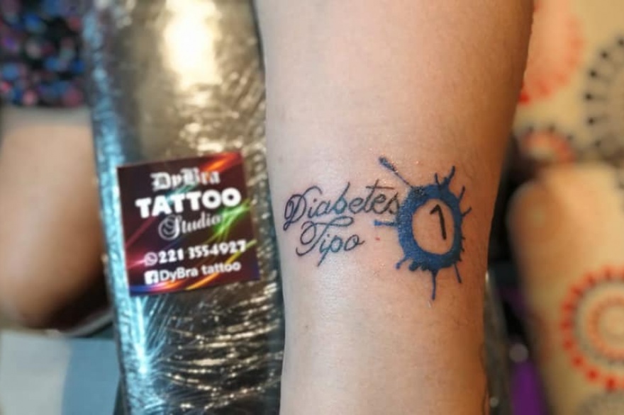 Conocé a la enfermera platense que realiza tatuajes gratuitos de salvación a las personas con diabetes