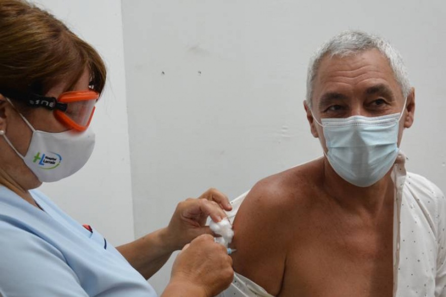 El intendente de Berisso recibió la primera dosis de la vacuna Sputnik V contra el coronavirus