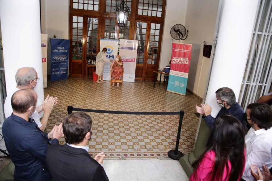 Se llevó adelante la primera vacunación en un geriátrico del país