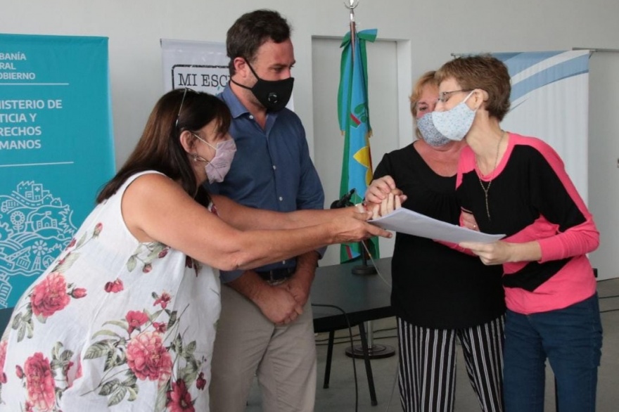 El intendente Ralinqueo entregó 121 escrituras junto a Teresa García en 25 de Mayo