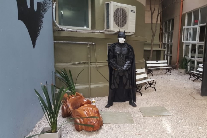 Para amenizar las tristezas: El hospital de Niños de La Plata ya tiene su batimovil