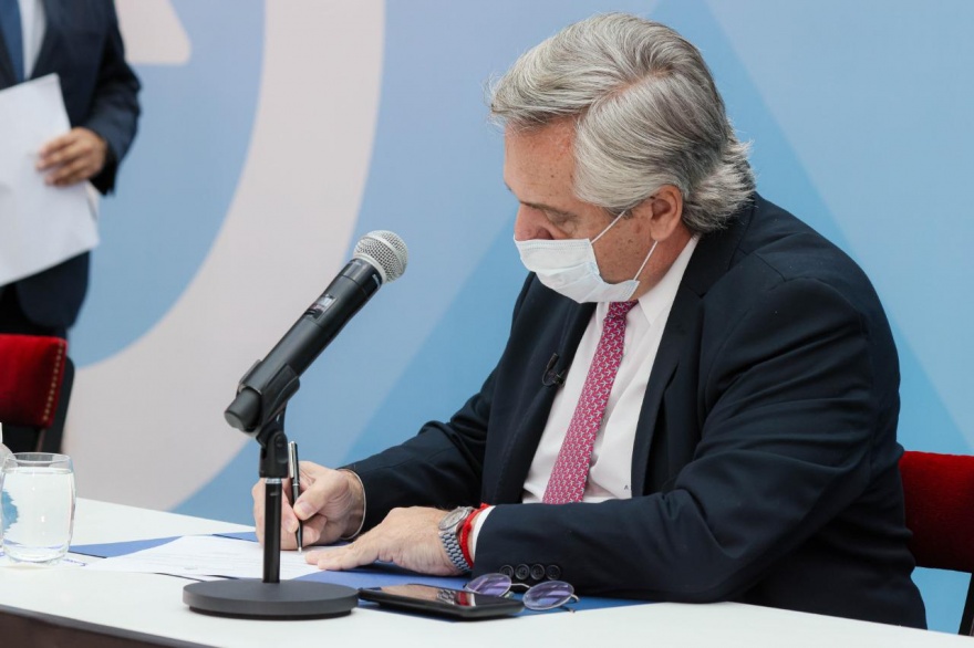 El presidente promulgó la ley que exime de Ganancias a 1.267.000 trabajadores