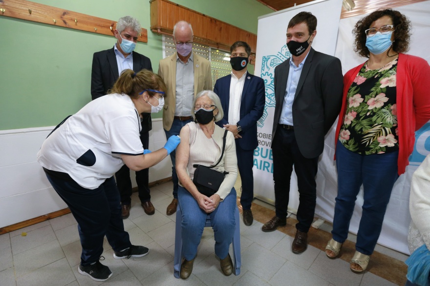 Kicillof visitó un operativo de vacunación en Magdalena