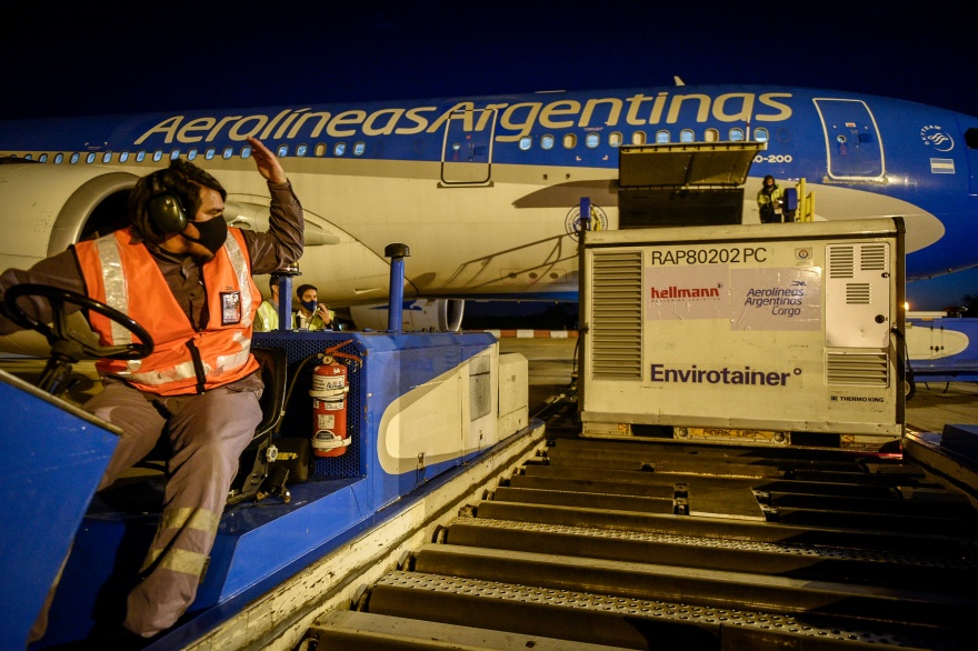 Coronavirus: Llegó un segundo vuelo de China con 371.200 dosis de vacunas Sinopharm