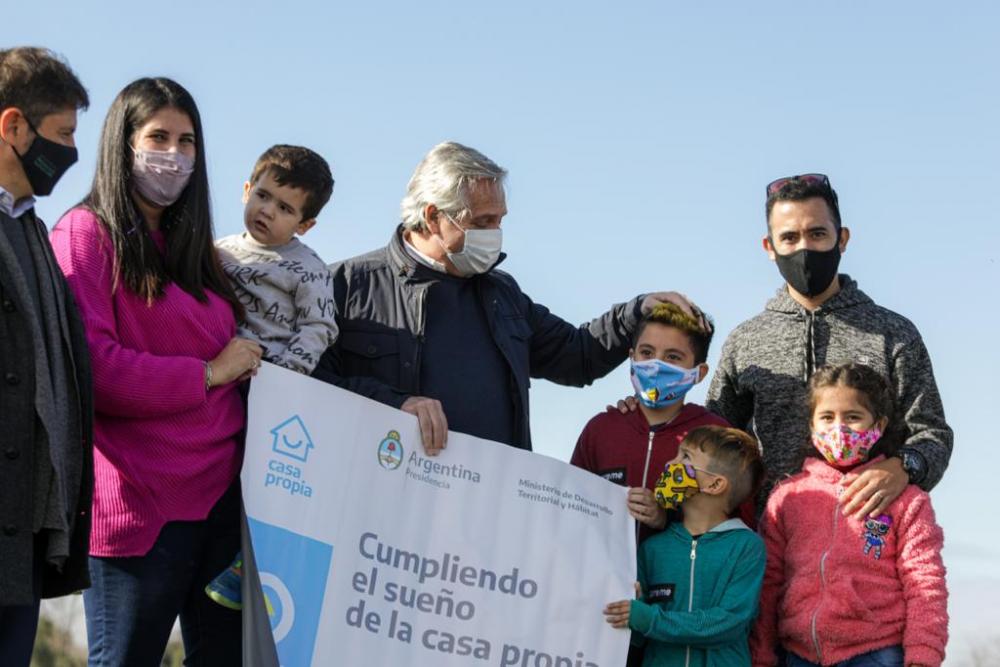 El presidente anunció obras para avanzar en lotes con servicio