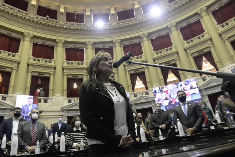 Tras renunciar Del Caño, juró Schlotthauer y se acordó de los barcos