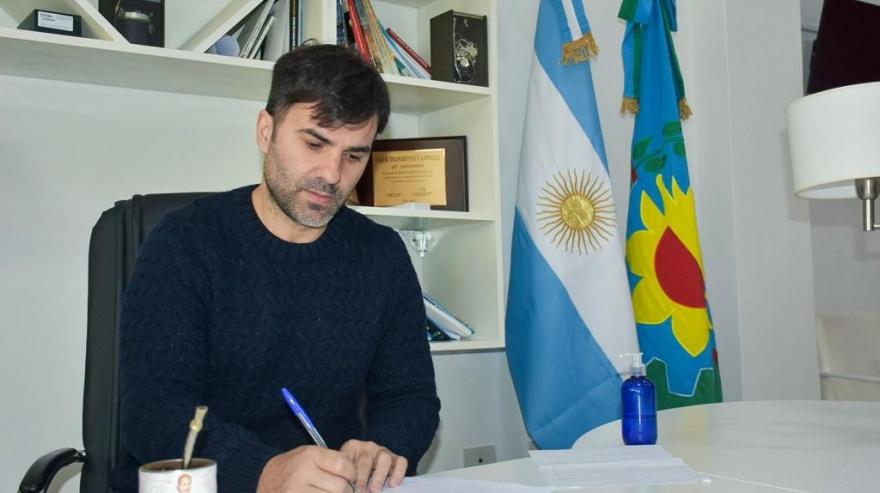 Echarren sube un 50% los sueldos municipales y congela los salarios políticos