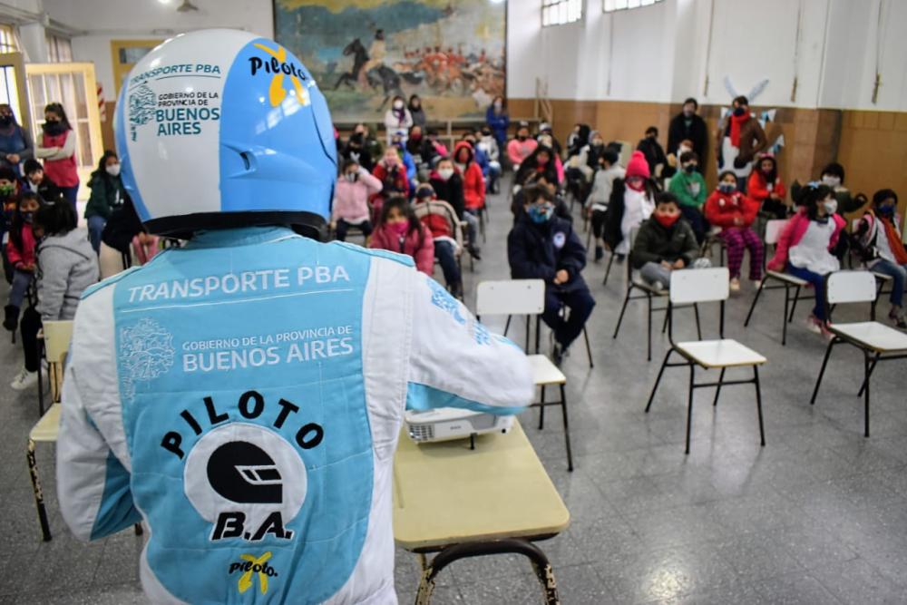 Transporte entregó libros educativos de seguridad vial para las escuelas
