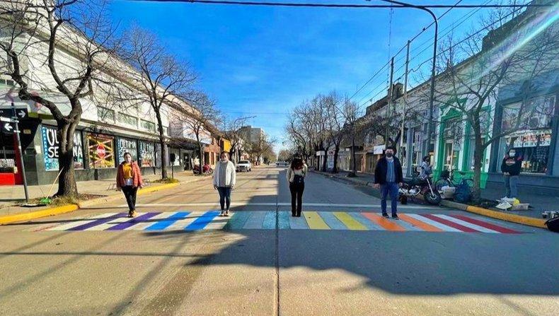 Bragado tiene su primera senda peatonal con los colores de la bandera LGBTQIA+