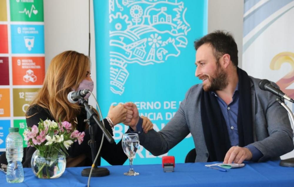 Ralinqueo firmó convenios con Tolosa Paz en 25 de Mayo