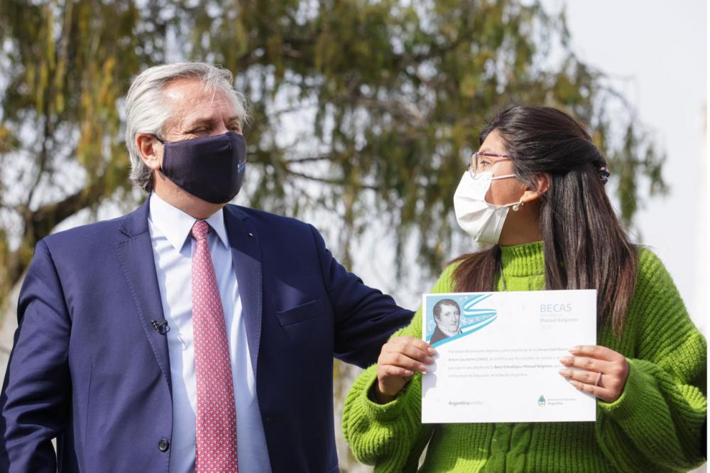 El presidente presentó la segunda etapa del sistema de becas para estudiantes