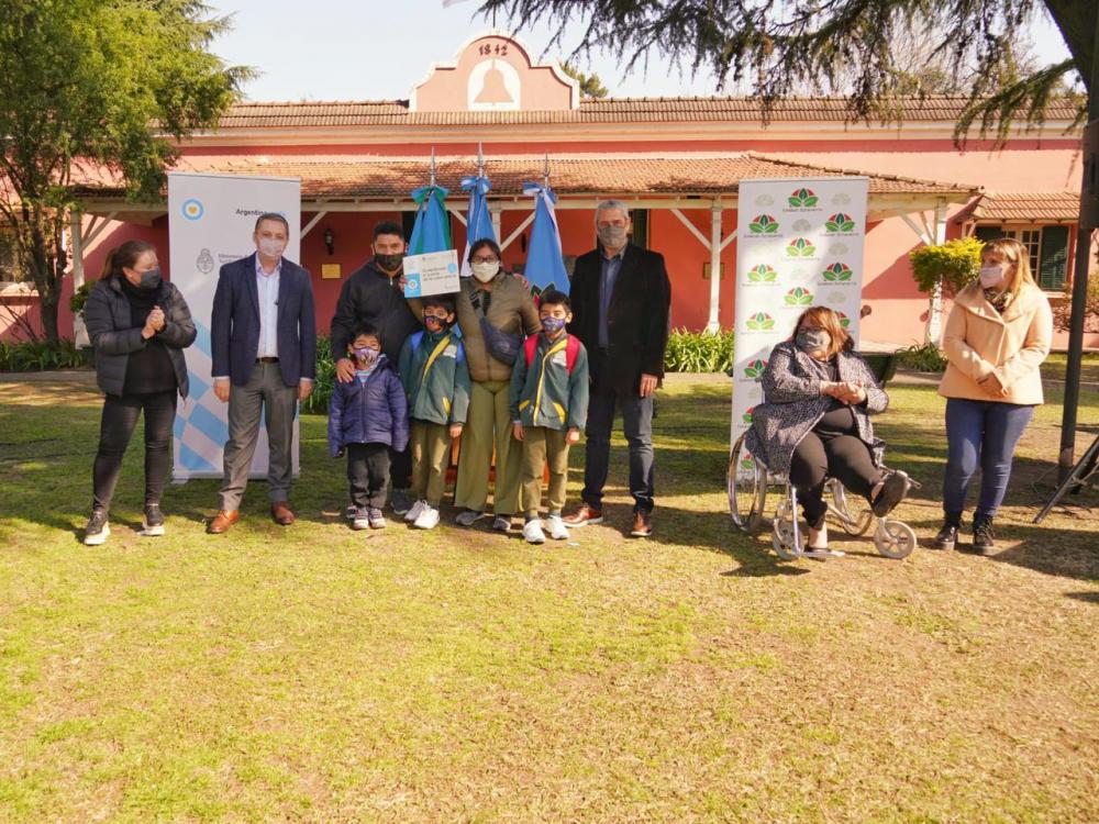 Gray y Ferraresi entregaron créditos para la construcción de viviendas