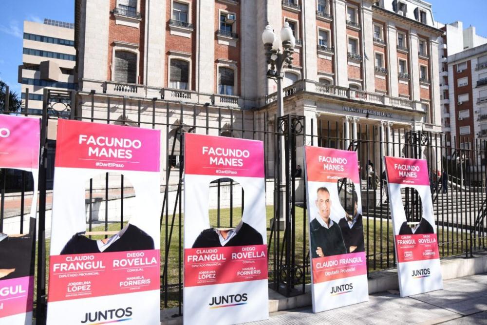 Le cortaron la cabeza a Manes en los carteles y la UCR fue a la Justicia