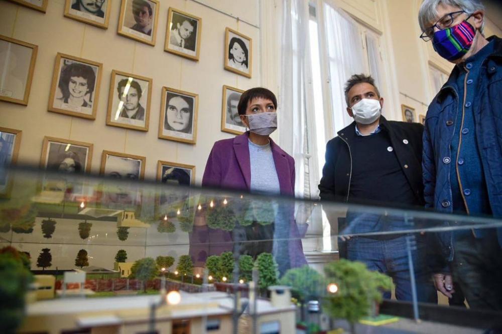 Derechos Humanos: Mayra Mendoza recibió la maqueta del Pozo de Quilmes