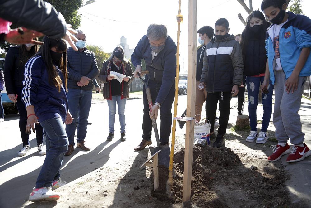 Día del Árbol: Brown activa "el plan de forestación más grande de la historia"