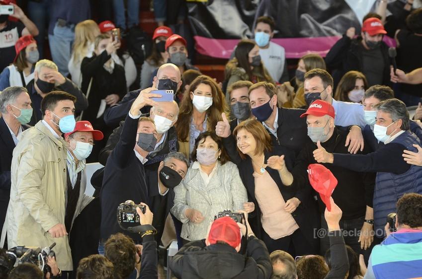 En 10 fotos: Diego Santilli cerró la campaña desde La Plata