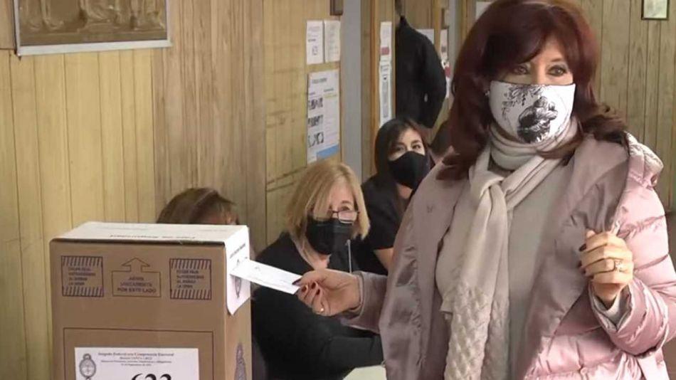 Cristina Kirchner votó en Río Gallegos y viaja a Buenos Aires