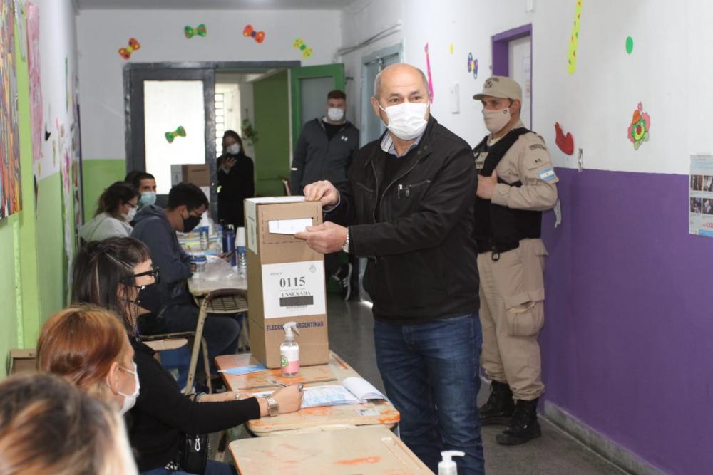 Elecciones: Desde Ensenada, el intendente Mario Secco primereó en las urnas