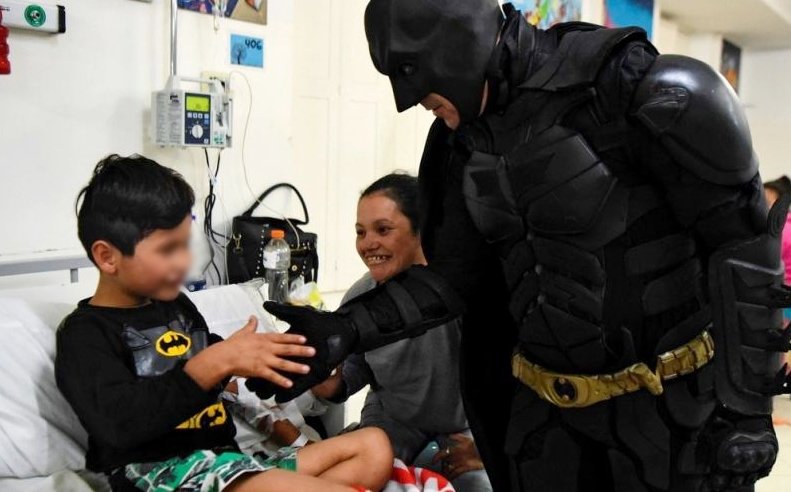 Batman Solidario: "Mi superpoder es llevar alegría en momentos duros"