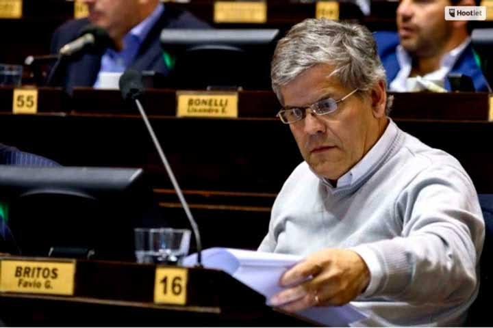 Britos pide que permitan más hinchas en las ligas de fútbol del interior