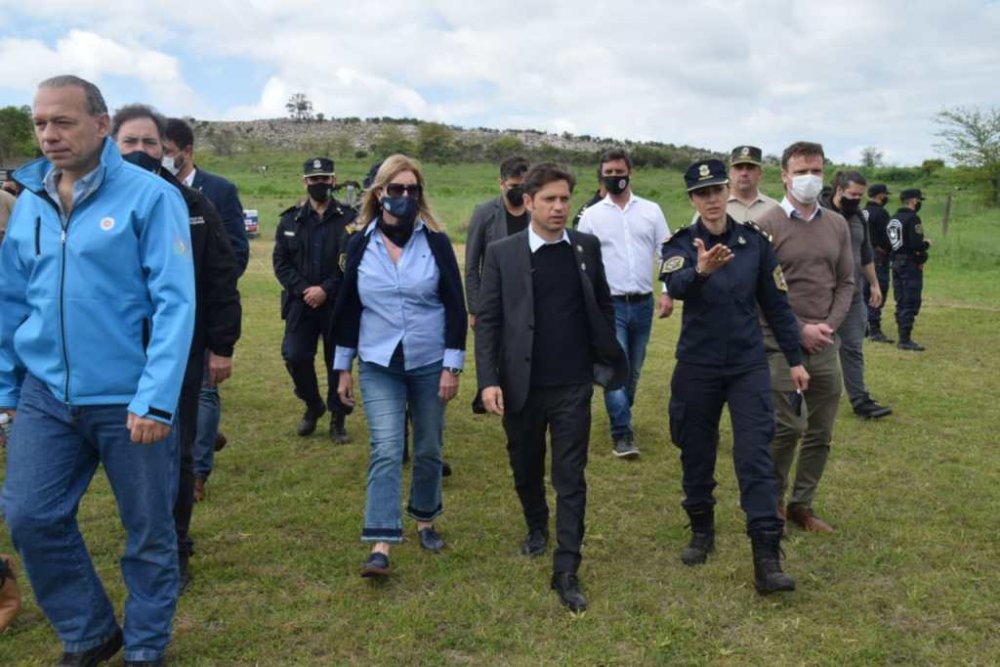 Desde la Séptima, donde necesita votos, Kicillof anunció un aumento para la Policía