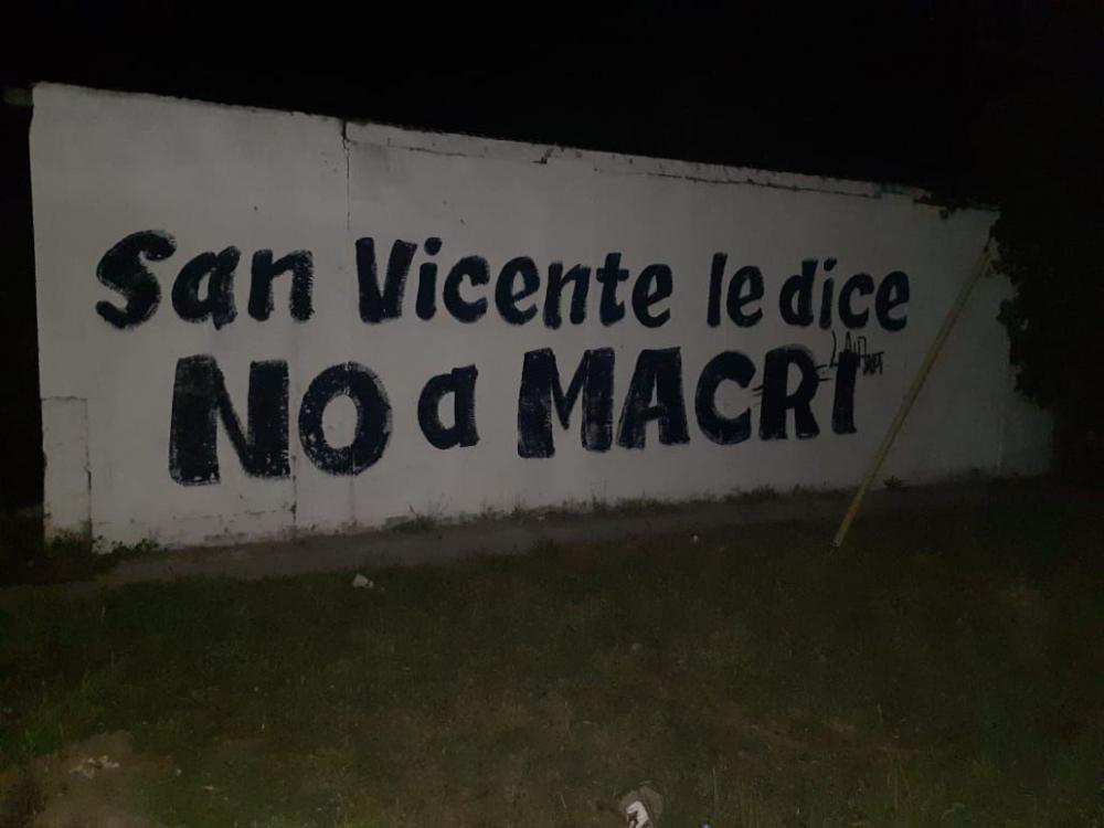 “No a Macri” y “Santilli es Macri”, grita y pinta el peronismo del Conurbano