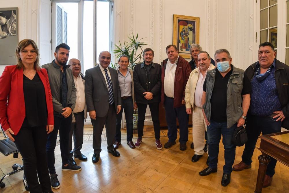 Máximo Kirchner “cayó de sorpresa” en una reunión de Manzur con gremialistas
