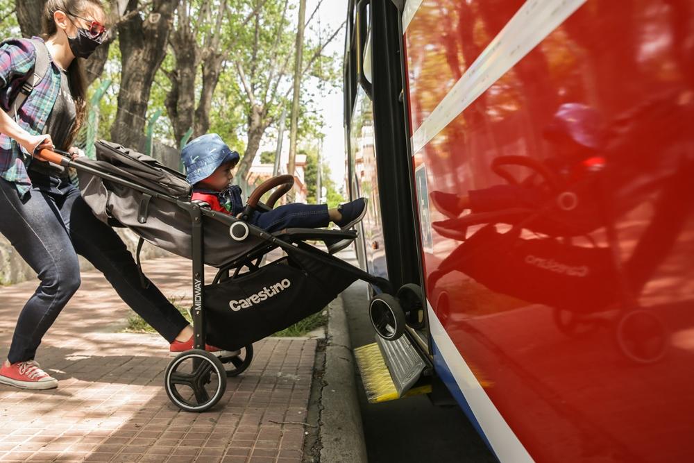 Desde ahora, se podrá subir y bajar con el cochecito por la puerta central del micro