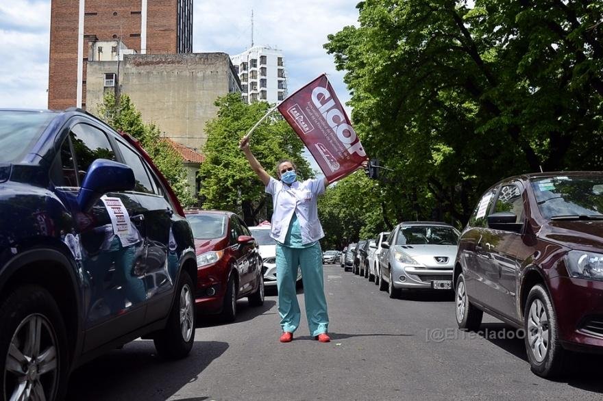 Reclamo: los médicos bonaerenses instalan una carpa sanitaria frente a Gobernación