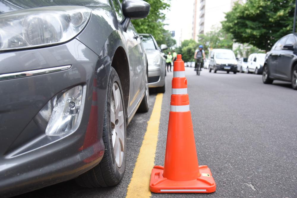 “Sube y baja”: el sistema que busca ordenar el caos vehicular en las escuelas
